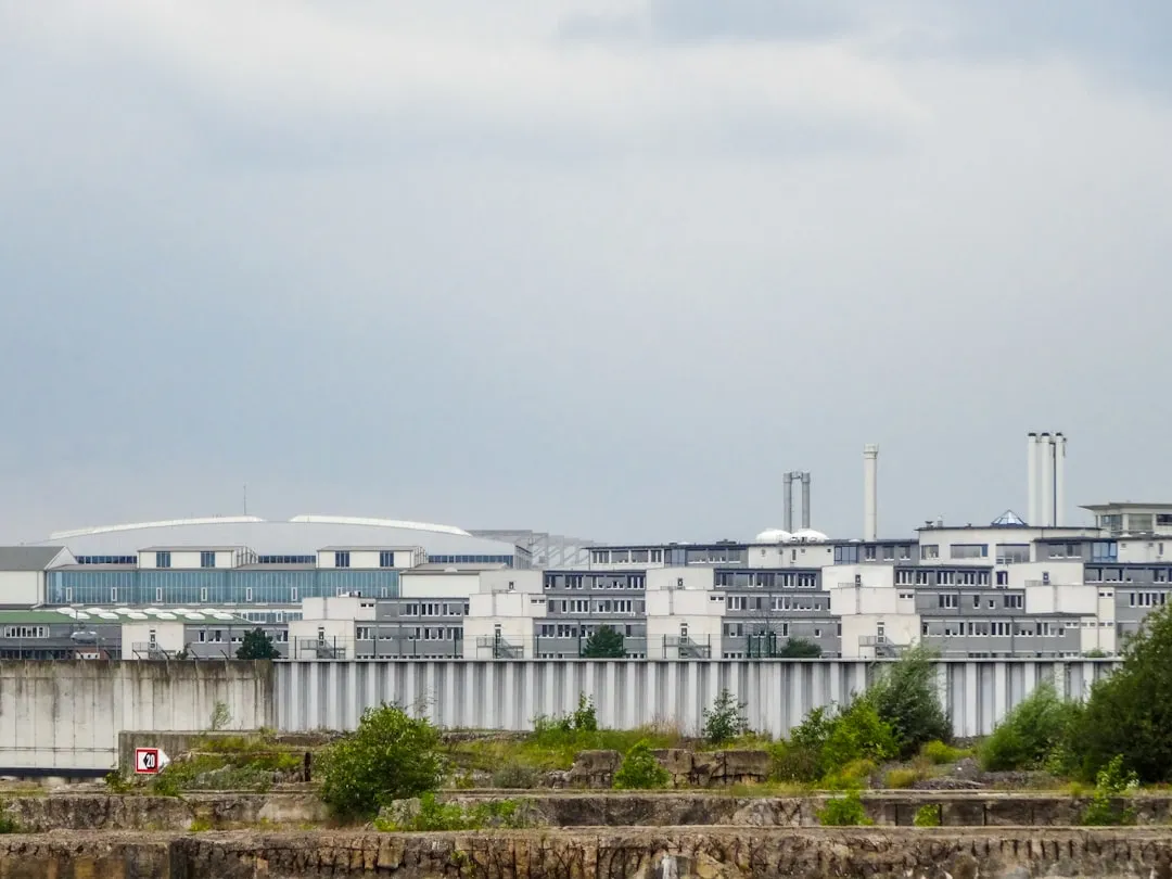 工业清洗自动化升级：超声波清洗线技术对比与选型指南